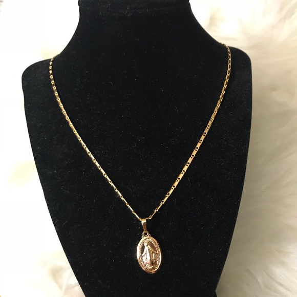 18k gold plated Virgin Mary necklace/ earrings set - Picture 8 of 8